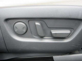 細やかな位置調整が可能な運転席電動シート。腰を支えるランバーサポートや、2名分のポジションを記憶できるシートメモリー機能も装備。マツダがこだわる「人馬一体」の快適なドライブをサポートします。