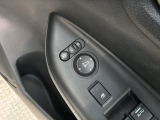 狭い駐車場で便利な電動格納ドアミラーが付いています。