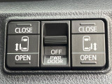 【両側パワースライドドア】スマートキーや運転席のスイッチで後席両側スライドドアの開閉が可能♪電動だから力を入れてドアを開ける必要が無く、小さなお子様でも簡単に開け閉めでき快適です♪