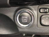 エンジンスタートスイッチです。キーが車内にあれば、エンジンの始動や停止はスイッチを押すだけ!キーを取り出す手間を省き、ワンプッシュで操作できるので簡単でスムーズです。