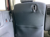 【シートバックポケット】すぐ手に取りたいアイテムをスマートにしまっておけます。限られた空間を有効に活用でき、長距離のドライブでも車内を清潔感のある落ち着いた状態に保ってくれる実用的な機能です