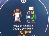【ブラインドスポットインフォメーション】走行中、ドアミラーの死角になりやすい箇所に後続車が接近するとサイドミラー付近に警告を表示、ドライバーに注意喚起をしてくれます。