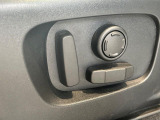 電動パワーシートですので運転中のシート調節も安全に行えます。微調整も可能ですのであなただけのドライビングポジションを実現します。