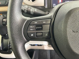 ステアリングにオーディオ操作スイッチが付いています。オーディオ画面に直接タッチしなくても操作が出来ますので、運転に集中できます。