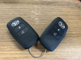 【スマートキー】 スマートキーを携帯していれば、ドアハンドルのボタンを押すだけでロックの解除ができます。
