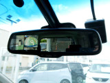 車両後方のカメラ映像をミラー面に映し出して、いつでもクリアな後方視界を確保する、インテリジェントルームミラー!