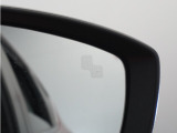 車線変更を支援。ブラインドスポットモニターは、走行中の死角になりやすい自車の斜め後方車両を検知し、ドライバーへ注意を促すことで運転負荷を軽減する機能です。