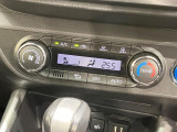 【オートエアコン】一度お好みの温度に設定すれば、車内の温度を検知し風量や温度を自動で調整。暑い&hellip;寒い&hellip;と何度もスイッチ操作をする必要はありません。快適な車内空間には必須の機能ですね♪