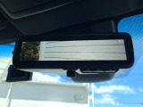 【デジタルインナーミラー】後席の大きな荷物や同乗者で後方が確認しづらい時でも安心!カメラが撮影した車両後方の映像をルームミラー内に表示。クリアな視界で状況の確認が可能です!