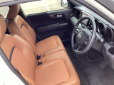 シートヒーター装備のフロントシートで長時間でも快適ドライブ!タンカラーシートが特別装備です