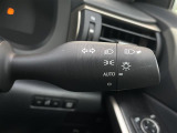 【オートライト(AUTO)】外の明るさをシステムが感知して、自動でヘッドライトが点灯します。ヘッドライトをつけ忘れを防ぐ便利機能です。