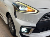 【LEDヘッドライト】悪天候や夜間走行時も良好な視界を確保し安心して運転できる高輝度LEDヘッドライトを装備!点灯速度が早く、消費電力も抑えられています。