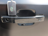 【キーレスエントリー】バッグやポケットからキーを取り出すことなく車にアクセスして、ロックとアラームを設定できます。 毎日の利便性をさらに高める機能です。