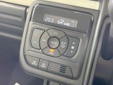 【オートエアコン】一度お好みの温度に設定すれば、車内の温度を検知し風量や温度を自動で調整。暑い&hellip;寒い&hellip;と何度もスイッチ操作をする必要はありません。快適な車内空間には必須の機能ですね♪
