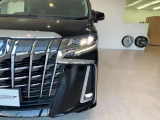 三眼LEDヘッドライト&シーケンシャルウィンカー(流れるウィンカー)&AHS(アダプティブ・ハイビーム・システム)・LEDフォグランプ付き!!