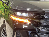 【LEDヘッドライト】悪天候や夜間走行時も良好な視界を確保し安心して運転できる高輝度LEDヘッドライトを装備!点灯速度が早く、消費電力も抑えられています。