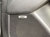 BOSEサウンドシステムを搭載。「良い音を出す」ではなく、その車種のごとに特徴を計算(車種専用設計)し、「反響音」を作り出すことによってどの座席でも自分中心で音が聴こえ、「心地よい空間」を作り出します。