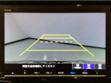 【バックカメラ】運転が苦手な方も車庫入れラクラクです!ギアをリバースに入れれば自動的に切り換わりますので、面倒な操作は不要です♪狭い駐車場もお車を傷つけず安心ですね!