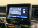 リバースギアに入れるだけで後方の表示へ切り替わります。夜間や雨の日の駐車も楽になりますよ。