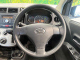 インテリアに合わせたデザインのステアリングは、運転される方のことも考え、運転しやすい形状、大きさです。是非一度、実際に触ってお確かめください。