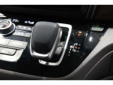 インパネシフトだから視線の移動も少なく足元もスッキリ♪運転席もゆったりしているのでゆとりを持ってドライブできますね!