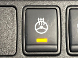 【ステアリングヒーター】冬場に冷たくなりやすい革巻きステアリングを、スイッチ一つで素早く適温に!エアコンよりも早く温まってくれるので、寒い日の運転も快適になりますね♪