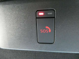 急病時や危険を感じた時、SOSコールスイッチを押すと専門のオペレータに繋がって、警察や消防への連携をサポートしてくれます。また、万が一の事故発生時には、エアバッグ展開と連動して自動通報します。