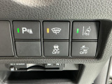 パーキングセンサーシステムは走行中に障害物が迫ると音と表示でお知らせ、低速走行時時の安心感を高めます