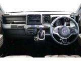 操作性に優れた運転席となります!小物入れや各ボタンの配置にこだわり、使いやすいです!座り心地もよく視認性も良好なのでロングドライブもお任せ下さい!