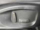 パワーシートは、シート側面のスイッチ操作で座席の前後スライド、高さ、背もたれの角度などを段階で細かく調整できる機能です。 手動式に比べ、力を入れずに最適な運転姿勢を設定できます。