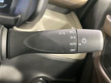 【オートライト】周りの明るさに応じて自動でヘッドライトの点灯・消灯ができる機能です!ライトの付け忘れ・消し忘れなどが無くなり、雨の日や夕方の走行も安心!トンネル通過時も便利ですね♪