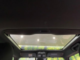 【ガラスルーフ】ガラスルーフ搭載で車内の解放感が一気にアップ!開放的なドライブをお楽しみいただけます。