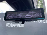 【インテリジェントルームミラー】車両後方のカメラ映像をミラー面に映し出すので、同乗者や積荷などの車内状況や天候などに影響されずいつでもクリアな後方視界が得られます。