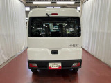 跳ね上げ式バックドアなので、雨天時の荷物の出し入れの際も濡れにくいです