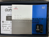 スマートキーは鍵をバッグに入れたままでもドアロックの開閉やエンジンのON・OFFができます。夜間や雨の日も鍵を探さなくて良いので便利です。