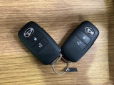 【スマートキー】 スマートキーを携帯していれば、ドアハンドルのボタンを押すだけでロックの解除ができます。