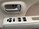 パワーウィンドウ・電格ミラー付き。狭い駐車の際にも便利です。