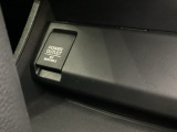アクセサリーソケットはUSBのアダプターなどをつければ、スマホの充電にも使えます。周辺には物が置けるトレーがついています。
