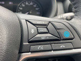 【プロパイロット】高速道路でアクセル、ブレーキ、ステアリング操作をクルマがサポート。高速走行におけるドライバーの負担を軽減します。その下には、携帯電話用ハンズフリースイッチが並びます。
