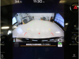 後方の映像を車内の11.6インチディスプレイに表示。 ステアリング操作に連動して動くガイドラインが、駐車や車庫入れをよりスムーズにサポート。狭いスペースでも安心して操作できる頼れる機能です。