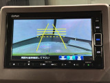 リバースギアに入れるだけで後方の表示へ切り替わります。夜間や雨の日の駐車も楽になりますよ。
