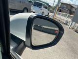 後側方車両検知警報付きでドライブに安心を!車両の接近をミラーのインジケーターがオレンジ色の光って知らせてくれます。