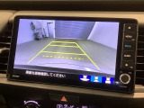 リバースギアに入れるだけで後方の表示へ切り替わります。夜間や雨の日の駐車も楽になりますよ。