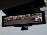 車両後方を映し出します・スマートルームミラー装備です。
