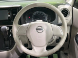 インテリアに合わせたデザインのステアリングは、運転される方のことも考え、運転しやすい形状、大きさです。是非一度、実際に触ってお確かめください。