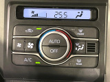 【オートエアコン】一度お好みの温度に設定すれば、車内の温度を検知し風量や温度を自動で調整。暑い&hellip;寒い&hellip;と何度もスイッチ操作をする必要はありません。快適な車内空間には必須の機能ですね♪