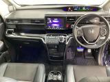 セレクトレバーの下に電子制御パーキングブレーキがあります。スイッチひとつで、停車した地点の傾斜などをシステムが検知・判断してブレーキ力を自動的に最適制御し、しっかり停車できるパーキングシステムです。