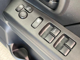 【電動格納ミラー】サイドミラーは電動格納式となっており、狭い駐車場でもキズがつくリスクを抑えられます。