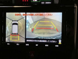 【パノラミックビュー&バックビュー】駐車時の安全確認をする為に車両上方からの映像と後方カメラからのを同時に表示しバックガイドも付いているのでバックの苦手な方でも安心して運転出来ますよ。