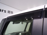ドアバイザー付きですので、雨の日でも換気ができてとても便利です!